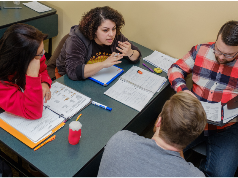 Un grupo de estudiantes trabajando juntos durante un debate en clase. 