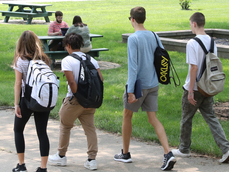 Estudiantes caminando por el patio interior del campus de Middletown. 