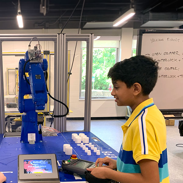 Campers building and programming robots