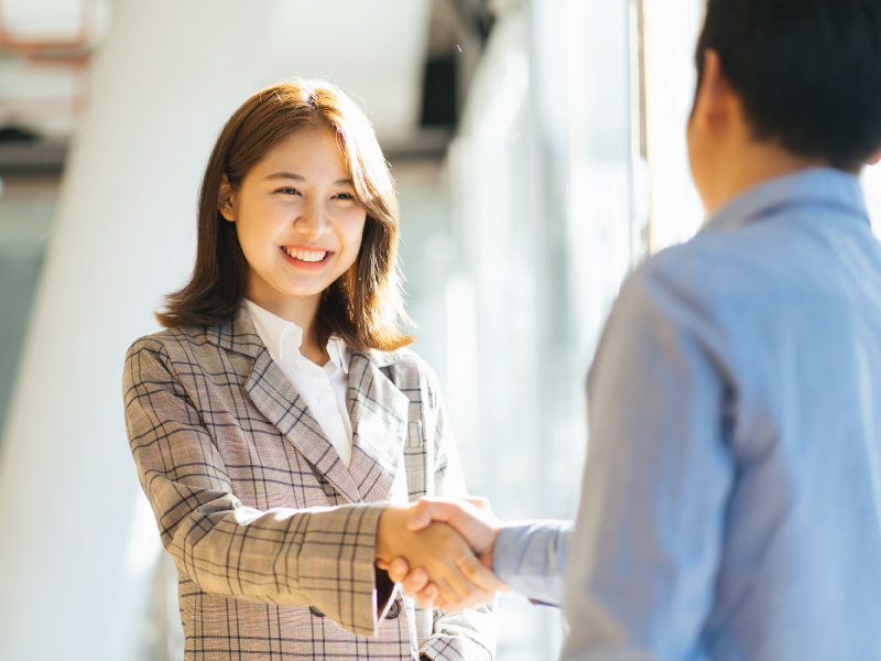 Student shaking an employers hand during the career fair