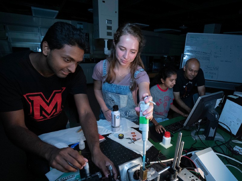 Students working together in research lab.