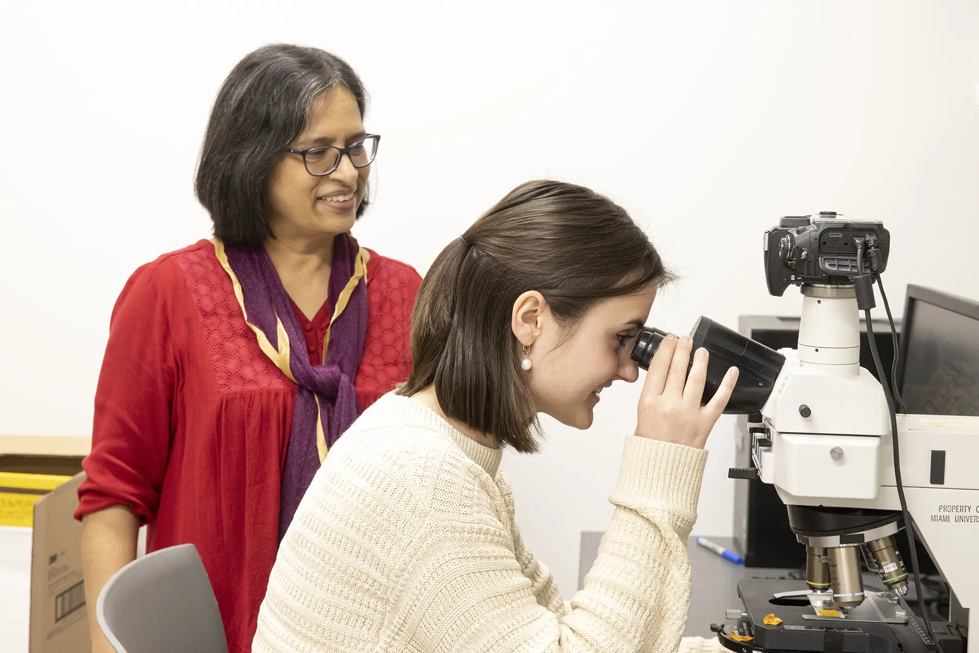 Dr. Fernandez working with a student researcher