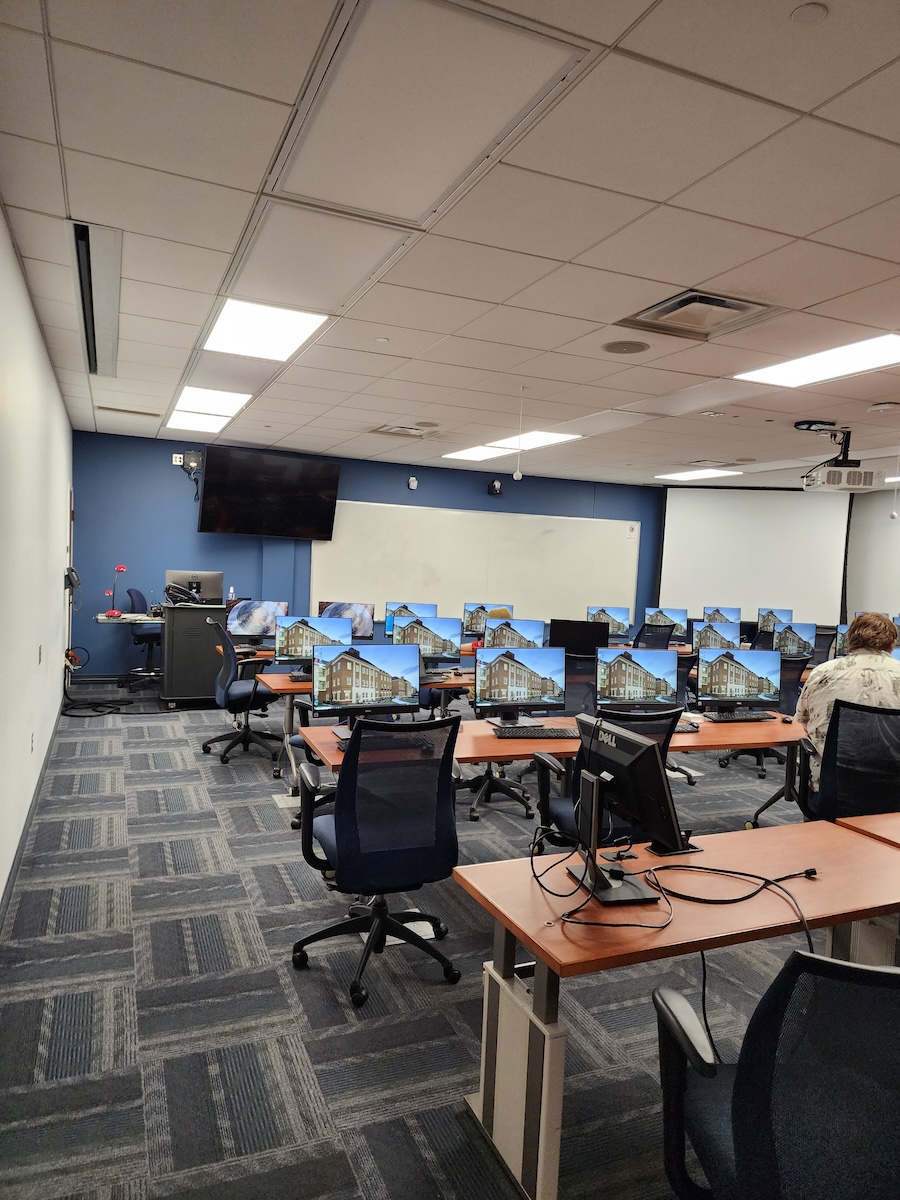 Computer lab in Benton Hall with rows of computers